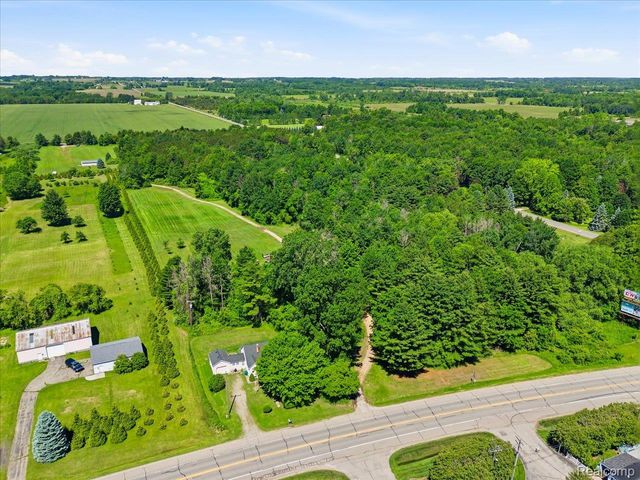 2545 Lakeshore Road, Applegate Village, MI 48401