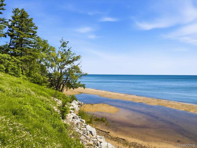 2545 Lakeshore Road, Applegate Village, MI 48401