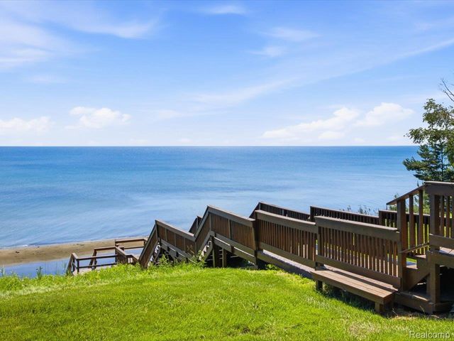 2545 Lakeshore Road, Applegate Village, MI 48401