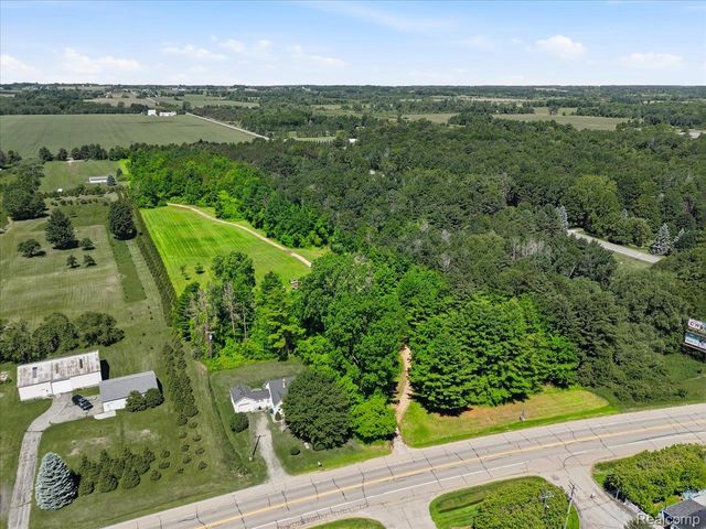2545 Lakeshore Road, Applegate Village, MI 48401