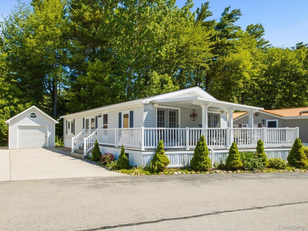 2545 Lakeshore Road, Applegate Village, MI 48401