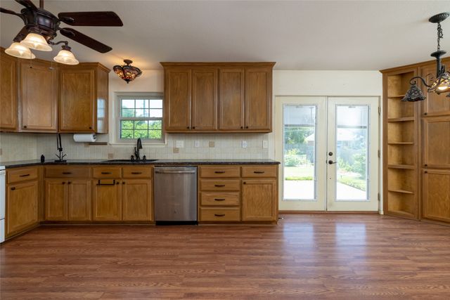 828 Hollow Creek Road, Burleson, TX 76028