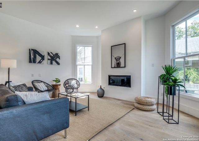 630 E CARSON ST, San Antonio, TX 78208