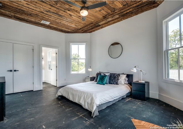 630 E CARSON ST, San Antonio, TX 78208