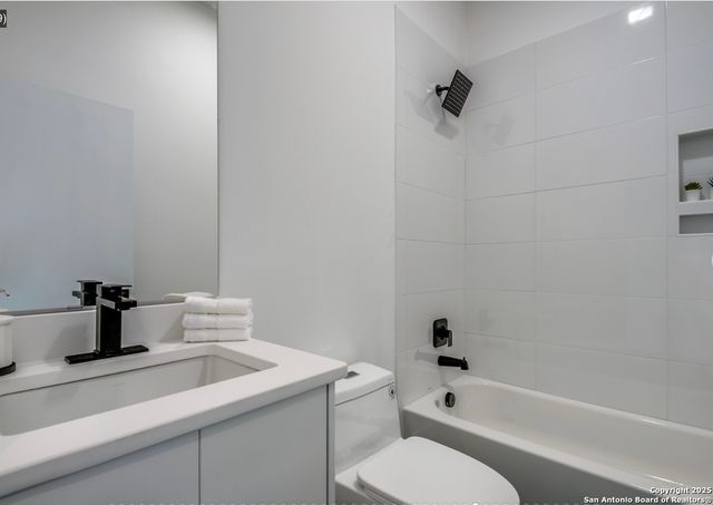 630 E CARSON ST, San Antonio, TX 78208