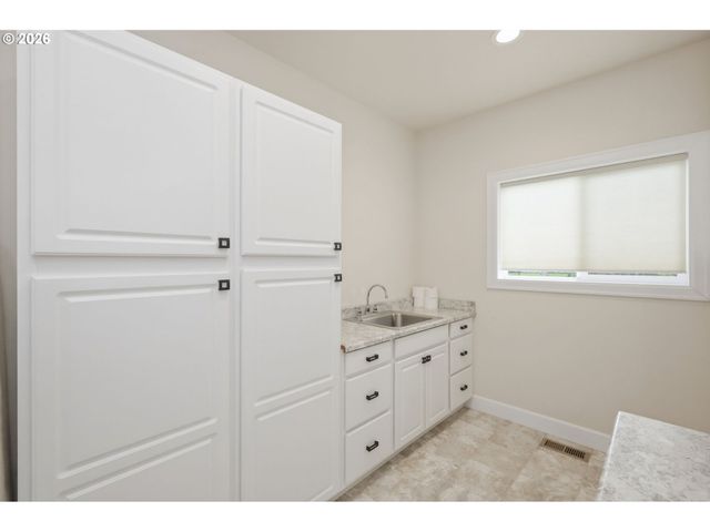 106 HANSEN Ln, Eugene, OR 97404