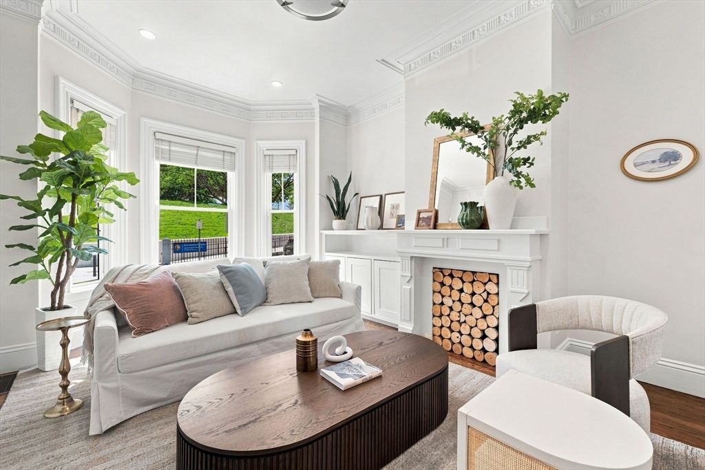 16 Thomas Park 1, Boston, MA 02127