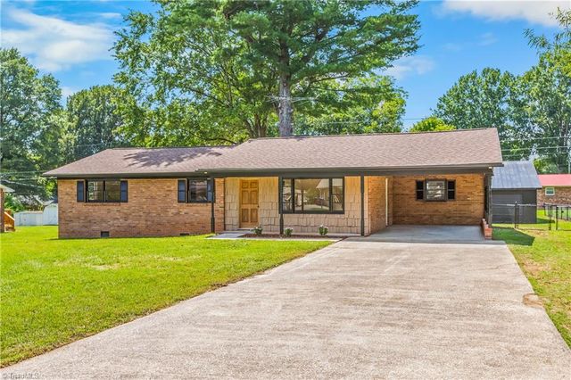 117 Hinshaw Avenue, Yadkinville, NC 27055