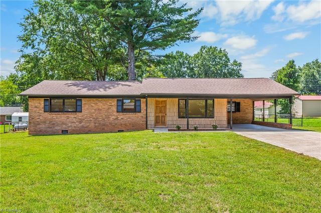 117 Hinshaw Avenue, Yadkinville, NC 27055