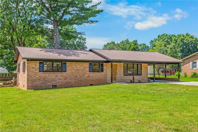 117 Hinshaw Avenue, Yadkinville, NC 27055
