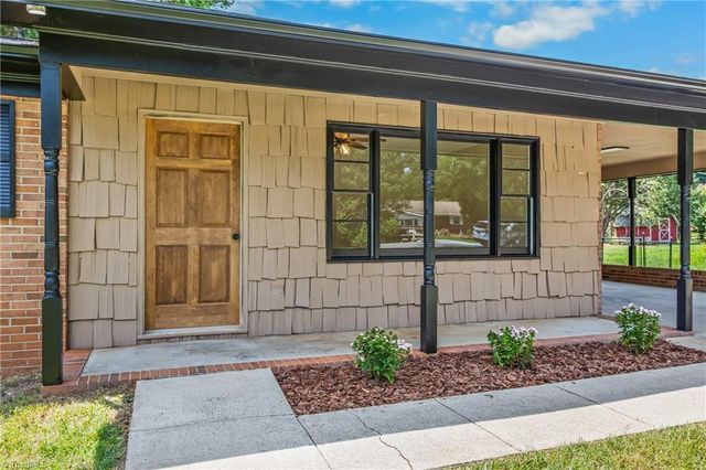 117 Hinshaw Avenue, Yadkinville, NC 27055