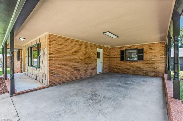 117 Hinshaw Avenue, Yadkinville, NC 27055
