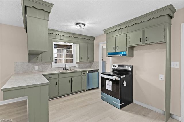 117 Hinshaw Avenue, Yadkinville, NC 27055
