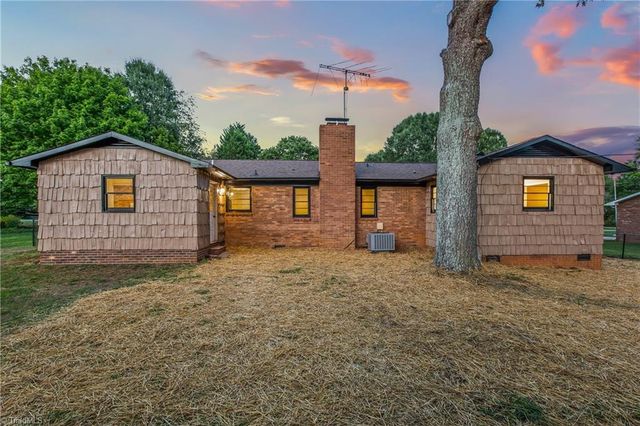 117 Hinshaw Avenue, Yadkinville, NC 27055