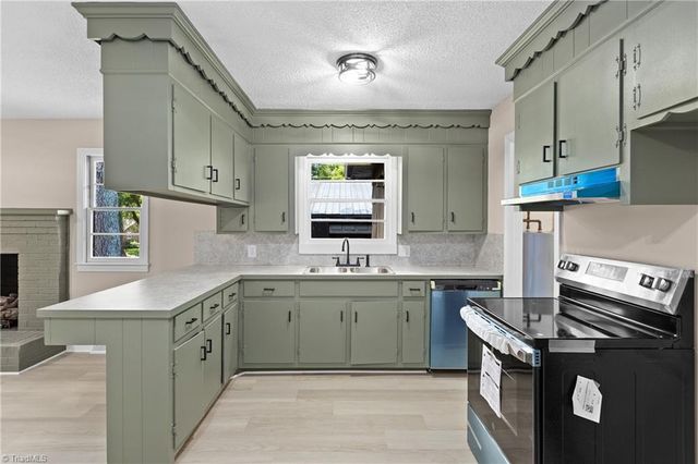 117 Hinshaw Avenue, Yadkinville, NC 27055