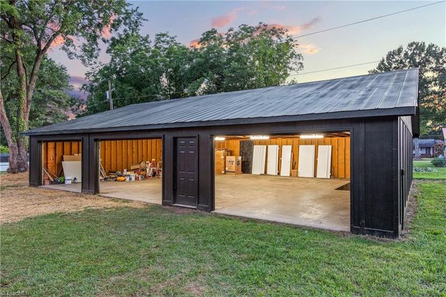 117 Hinshaw Avenue, Yadkinville, NC 27055