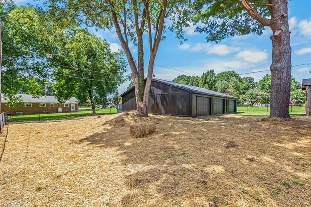 117 Hinshaw Avenue, Yadkinville, NC 27055
