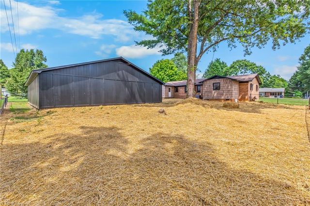 117 Hinshaw Avenue, Yadkinville, NC 27055