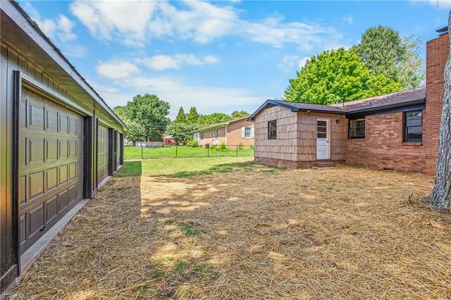 117 Hinshaw Avenue, Yadkinville, NC 27055