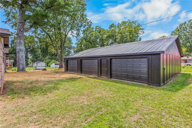 117 Hinshaw Avenue, Yadkinville, NC 27055