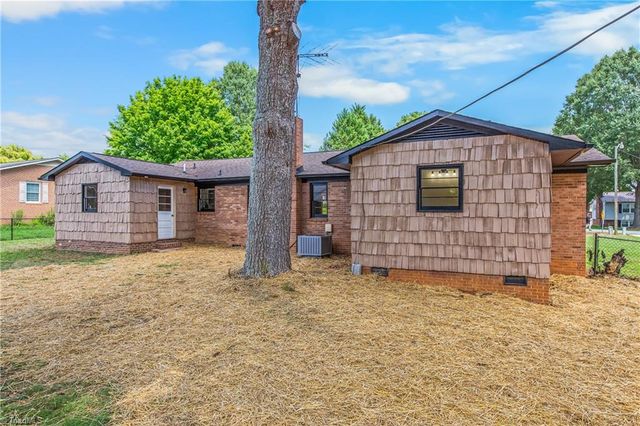 117 Hinshaw Avenue, Yadkinville, NC 27055