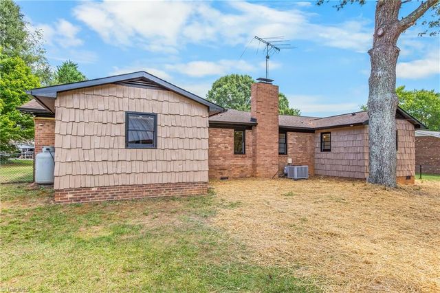 117 Hinshaw Avenue, Yadkinville, NC 27055