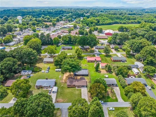 117 Hinshaw Avenue, Yadkinville, NC 27055