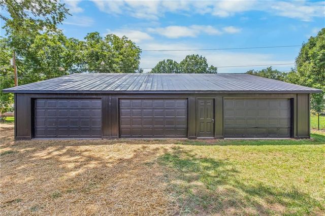 117 Hinshaw Avenue, Yadkinville, NC 27055