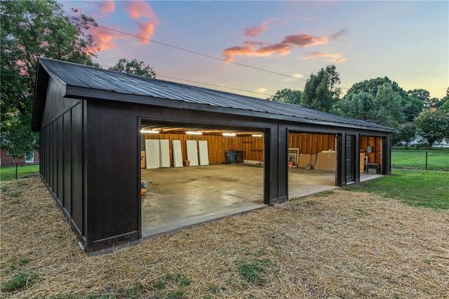 117 Hinshaw Avenue, Yadkinville, NC 27055