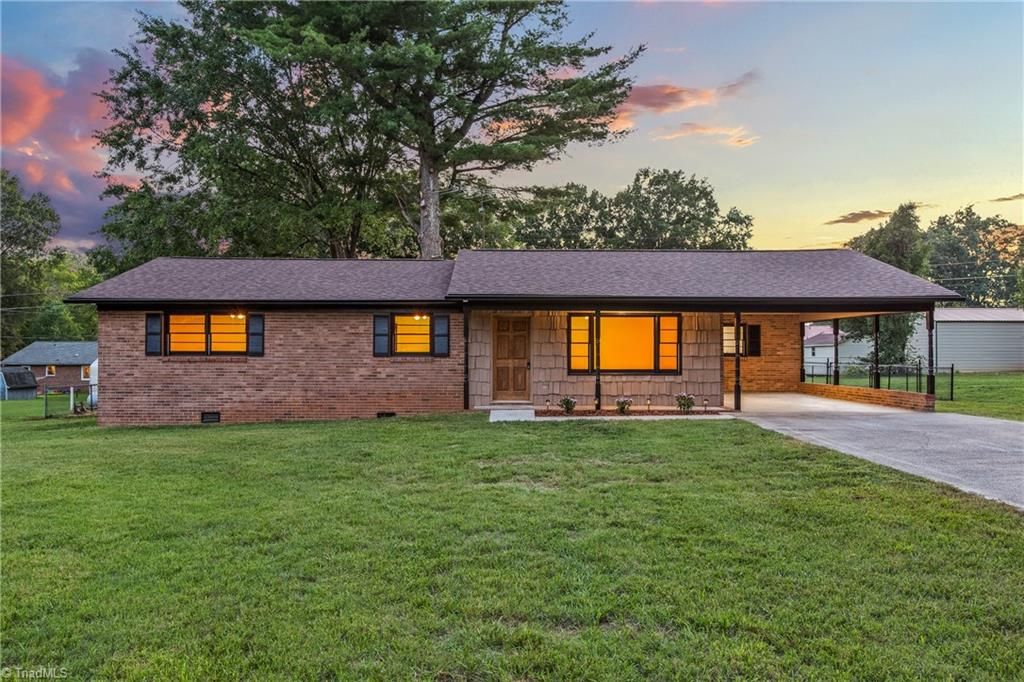 117 Hinshaw Avenue, Yadkinville, NC 27055
