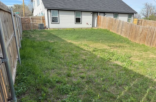 1702 E Powell Avenue, Fort Worth, TX 76104