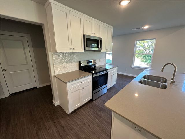 1702 E Powell Avenue, Fort Worth, TX 76104