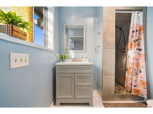 180 Ne KANE Dr, Gresham, OR 97030