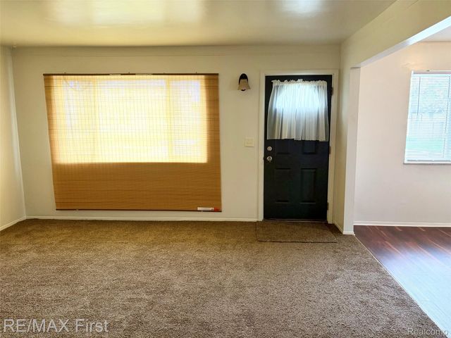 1221 E Granet Avenue, Hazel Park, MI 48030