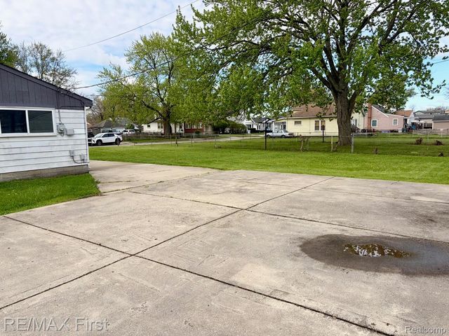 1221 E Granet Avenue, Hazel Park, MI 48030