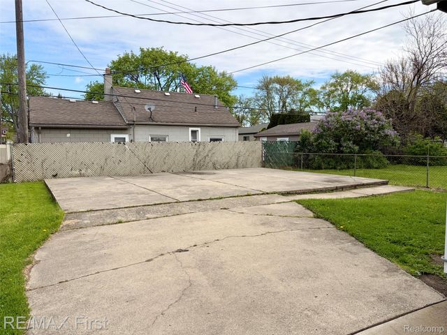 1221 E Granet Avenue, Hazel Park, MI 48030