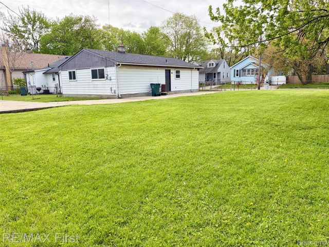 1221 E Granet Avenue, Hazel Park, MI 48030