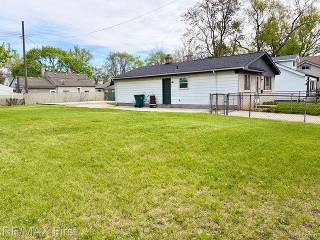 1221 E Granet Avenue, Hazel Park, MI 48030