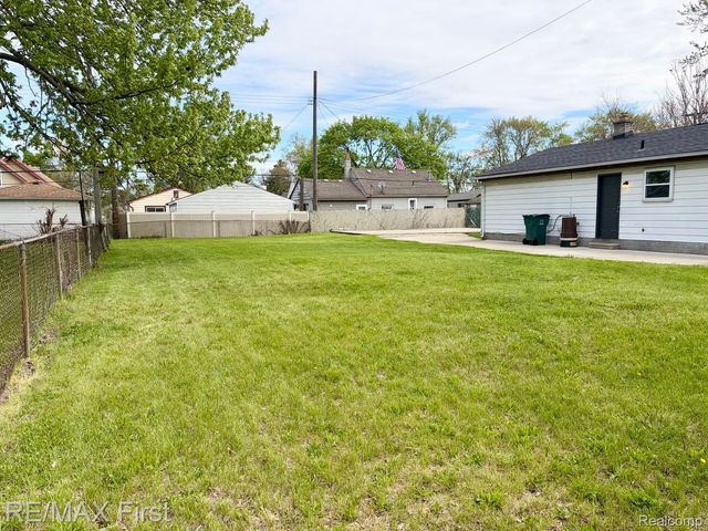 1221 E Granet Avenue, Hazel Park, MI 48030