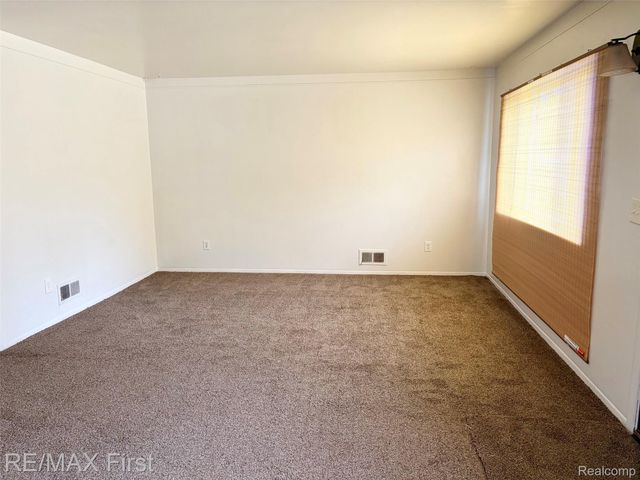 1221 E Granet Avenue, Hazel Park, MI 48030