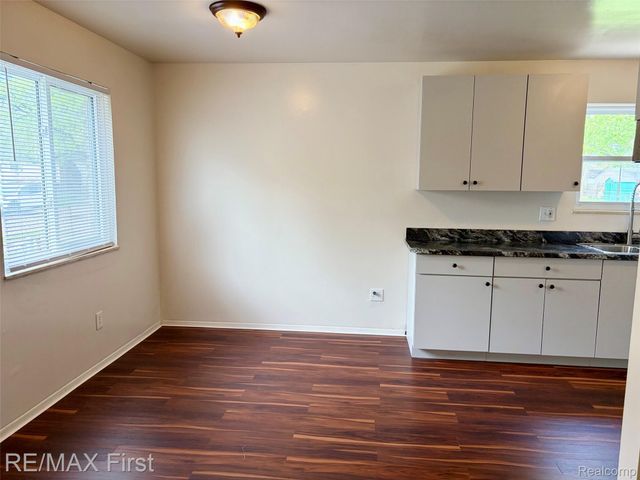 1221 E Granet Avenue, Hazel Park, MI 48030