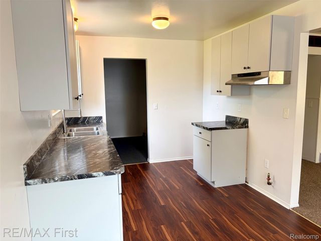 1221 E Granet Avenue, Hazel Park, MI 48030