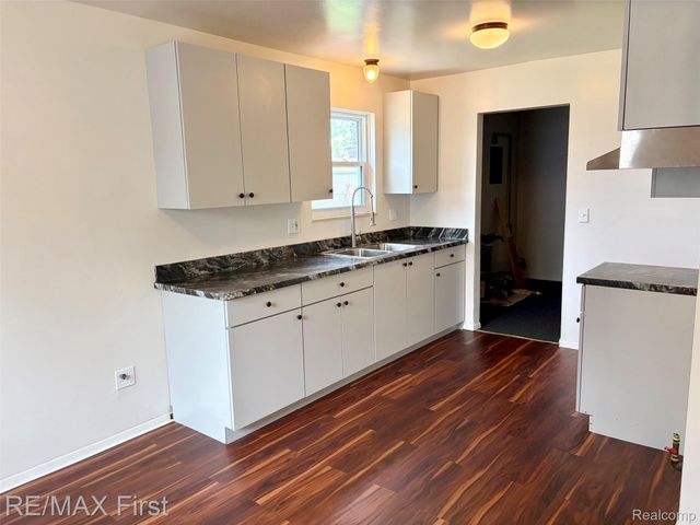 1221 E Granet Avenue, Hazel Park, MI 48030