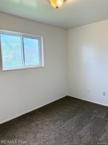 1221 E Granet Avenue, Hazel Park, MI 48030