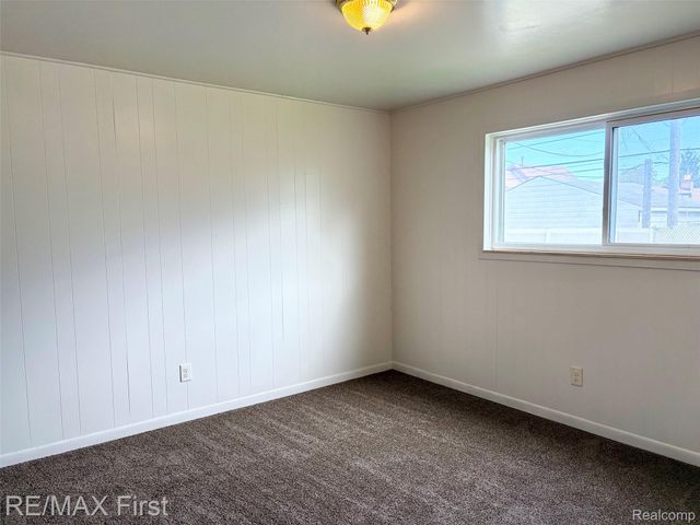 1221 E Granet Avenue, Hazel Park, MI 48030