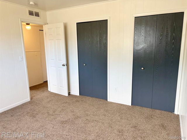 1221 E Granet Avenue, Hazel Park, MI 48030