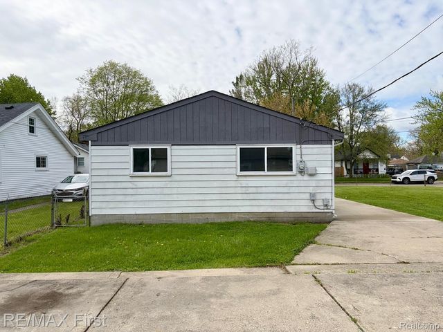 1221 E Granet Avenue, Hazel Park, MI 48030