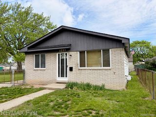 1221 E Granet Avenue, Hazel Park, MI 48030