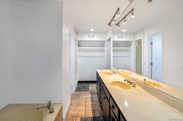 1116 Circle Dr, Escondido, CA 92025