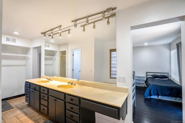 1116 Circle Dr, Escondido, CA 92025